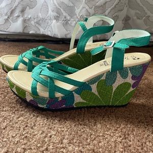 Floral print wedges